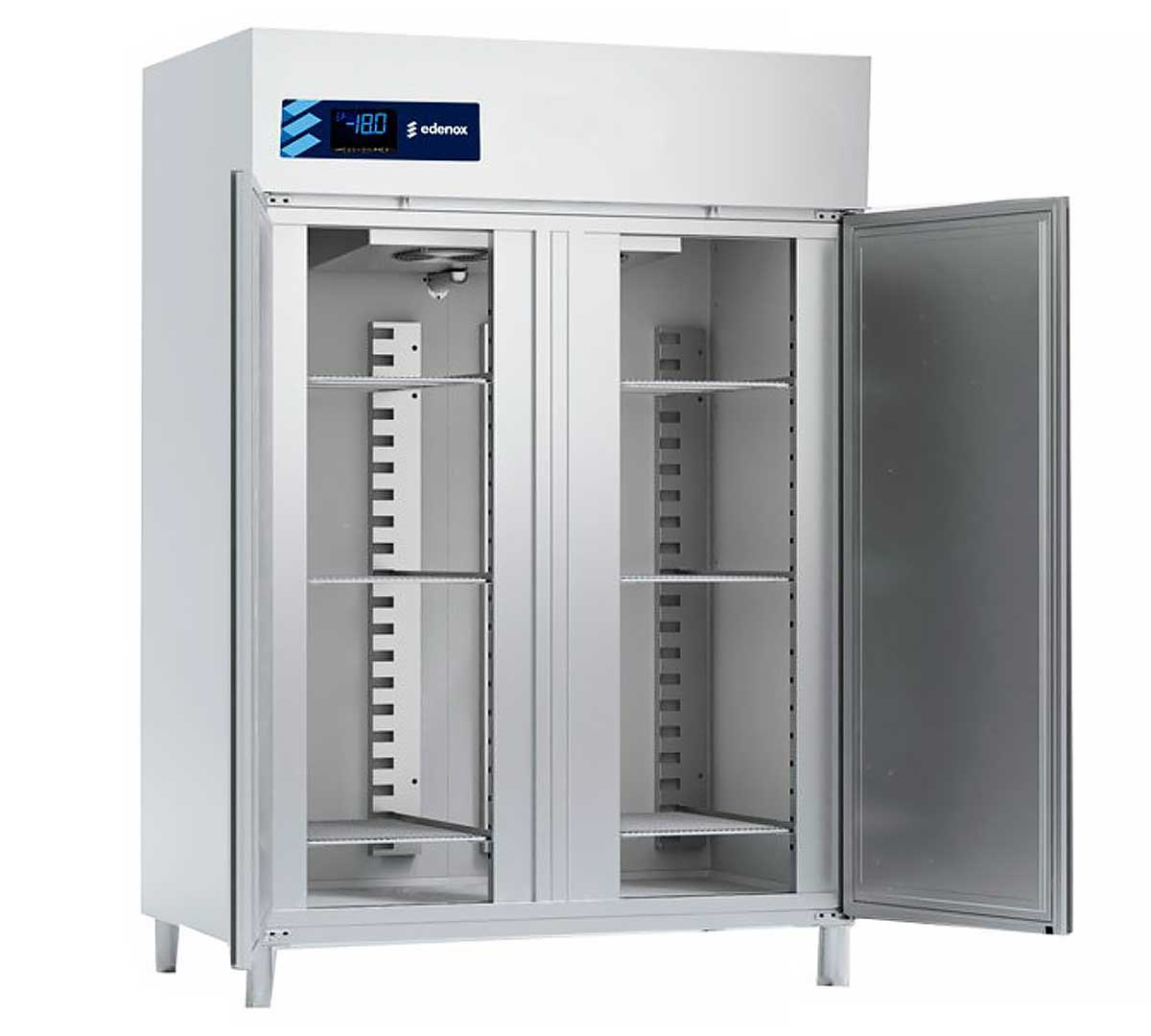 Interior del armario congelador Edenox con capacidad para bandejas Euronorm 600x400 y refrigeración ventilada para pastelería profesional.