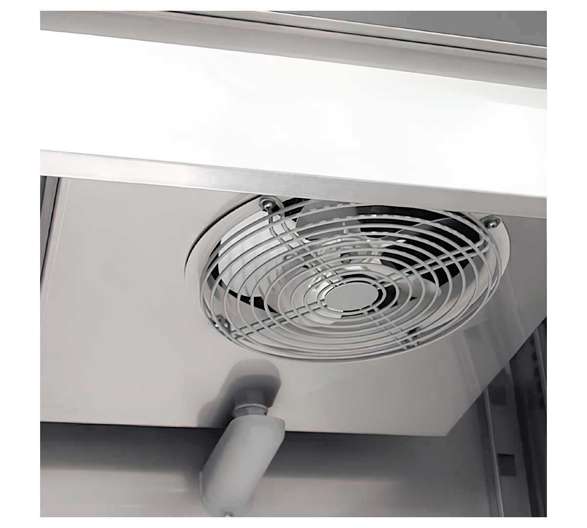 Interior del armario frigorífico Edenox con guías para bandejas Euronorm 600x400 y refrigeración ventilada para obradores.